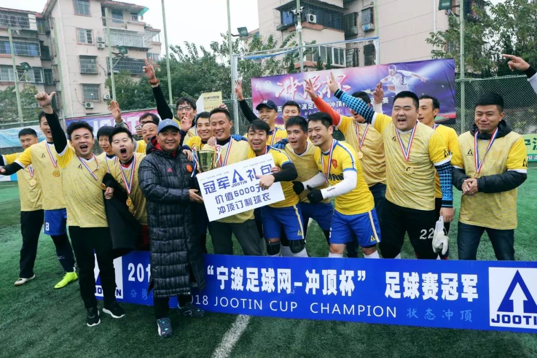 球员奋勇拼搏，创造出色比赛成绩的简单介绍