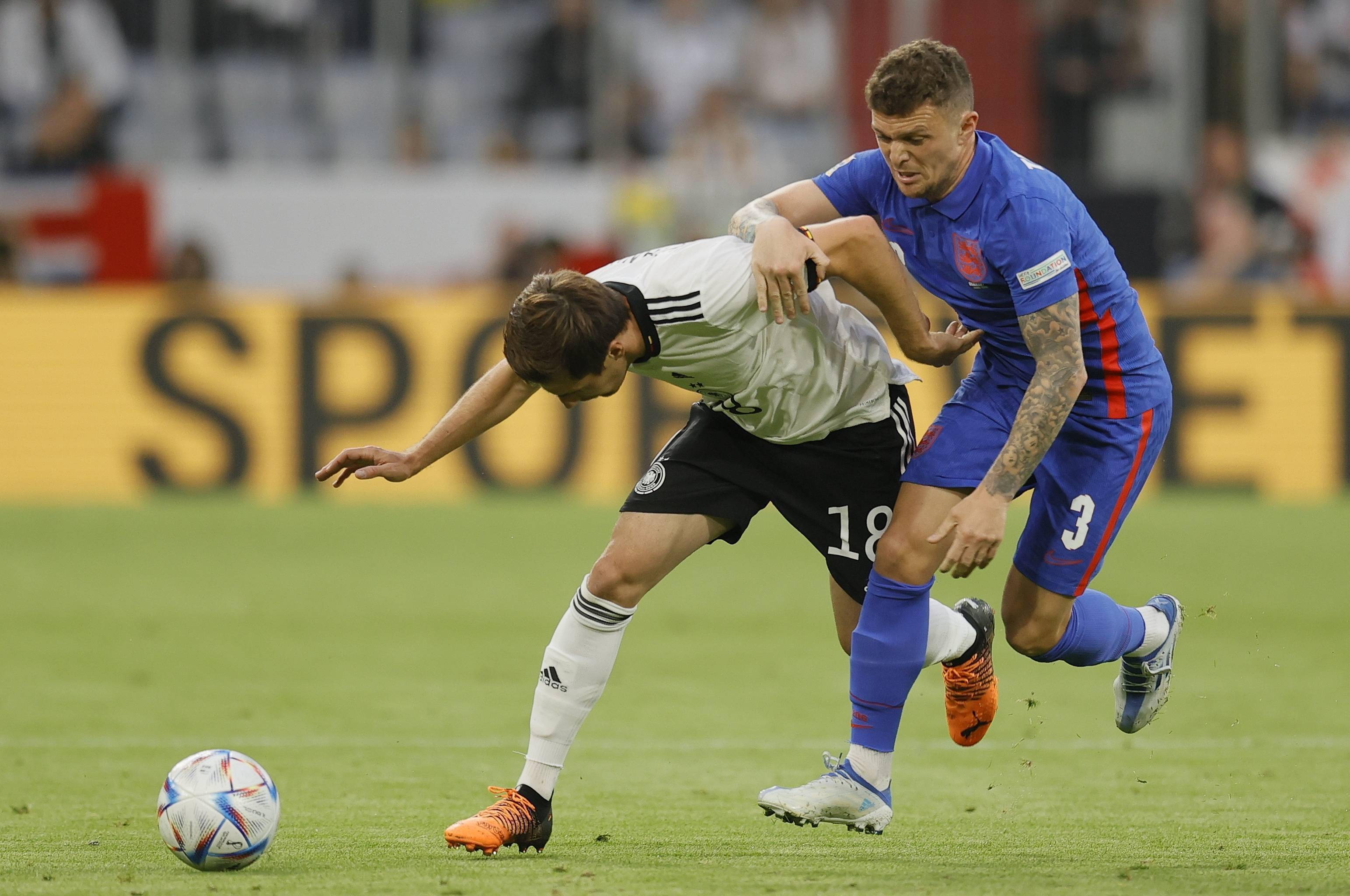 包含英格兰队表现出色，全场控制战局，稳固领先的词条