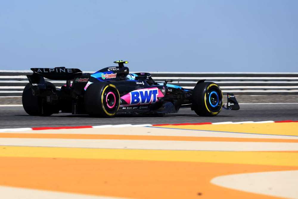 包含索伯车队鏖战哈斯车队，阿隆索带队取胜的词条