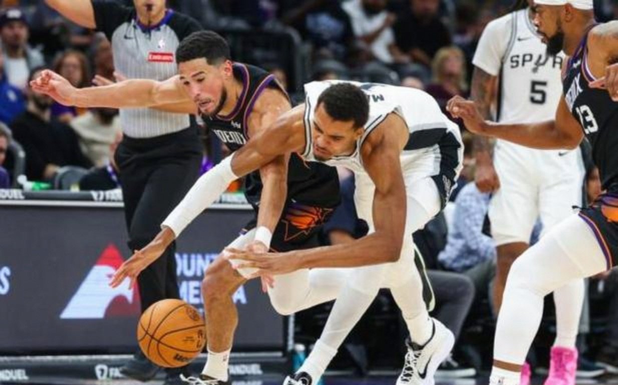 尼克斯翻盘马刺，布克扛起全队