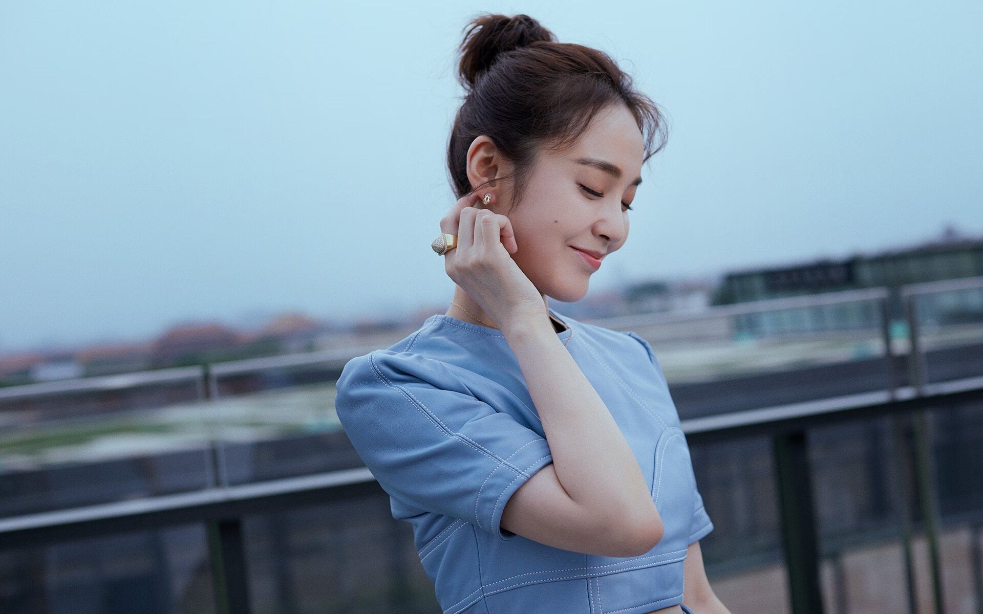 利拉德关键节点连续得分，雄鹿击败上海队迎季前赛开门红