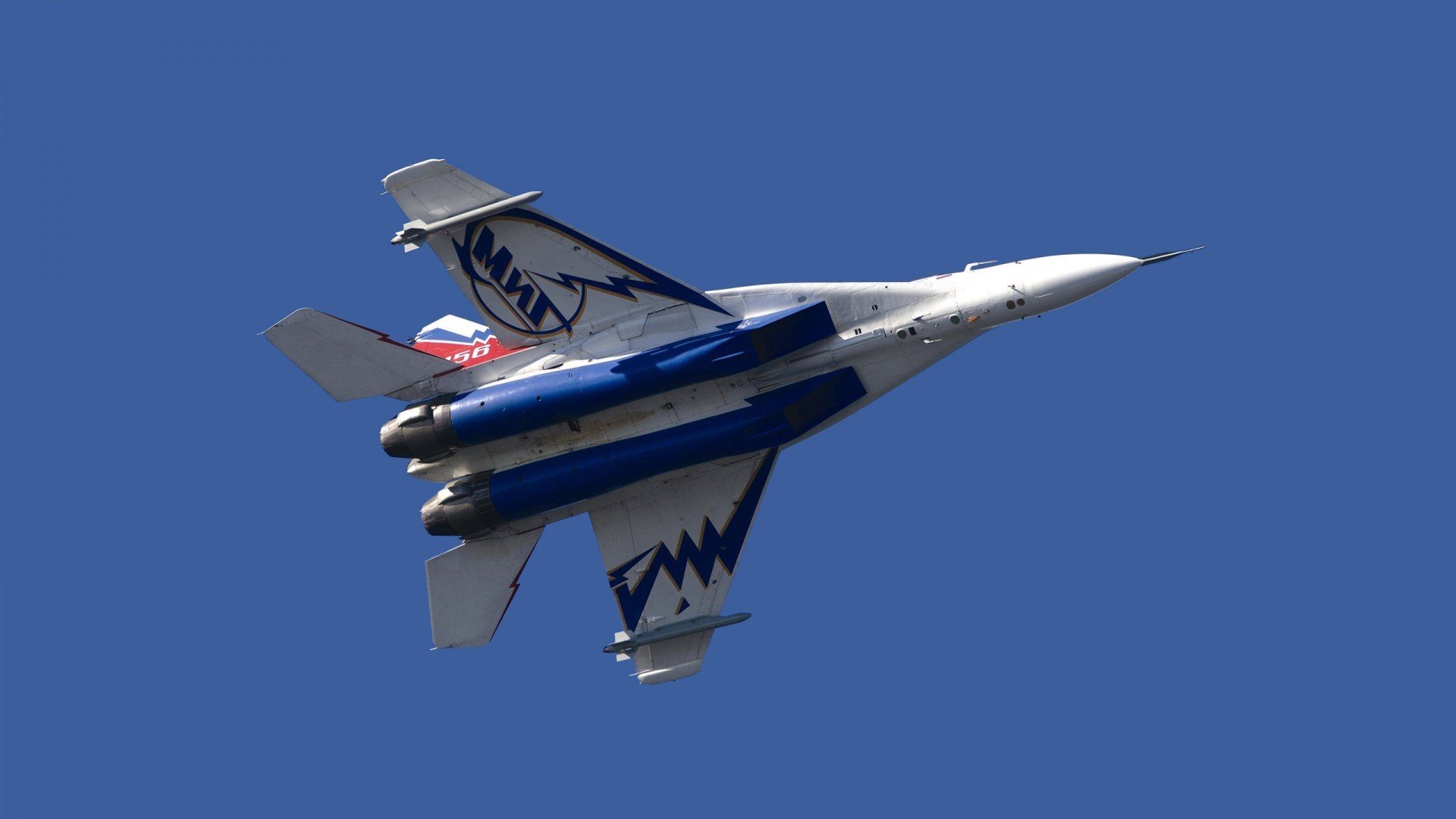 当布克在F1赛道上完成魔术横扫，观测者记录下的多维体育交叠事件